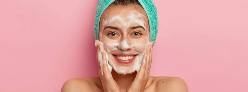 De ce double cleansing îți transformă rutina de îngrijire și cum să aplici corect