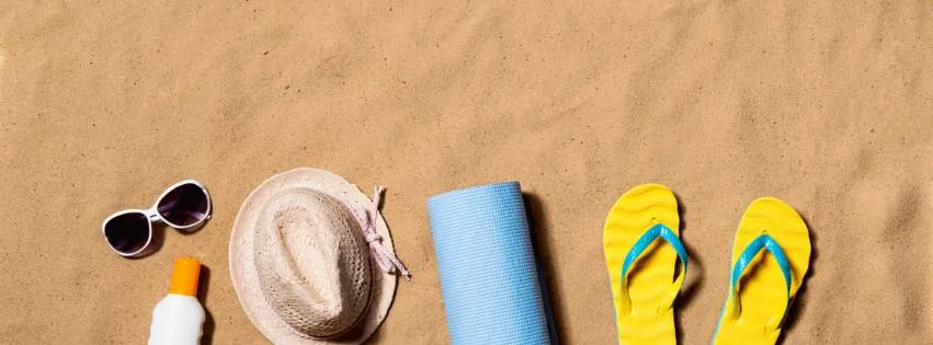 Ce produse NU trebuie să-ți lipsească în vacanță – ghid de skincare esențial pentru sezonul cald 🏖️